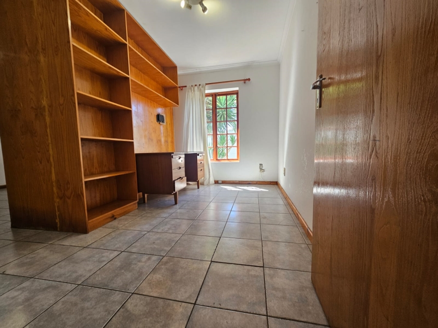 To Let 6 Bedroom Property for Rent in Loevenstein Western Cape